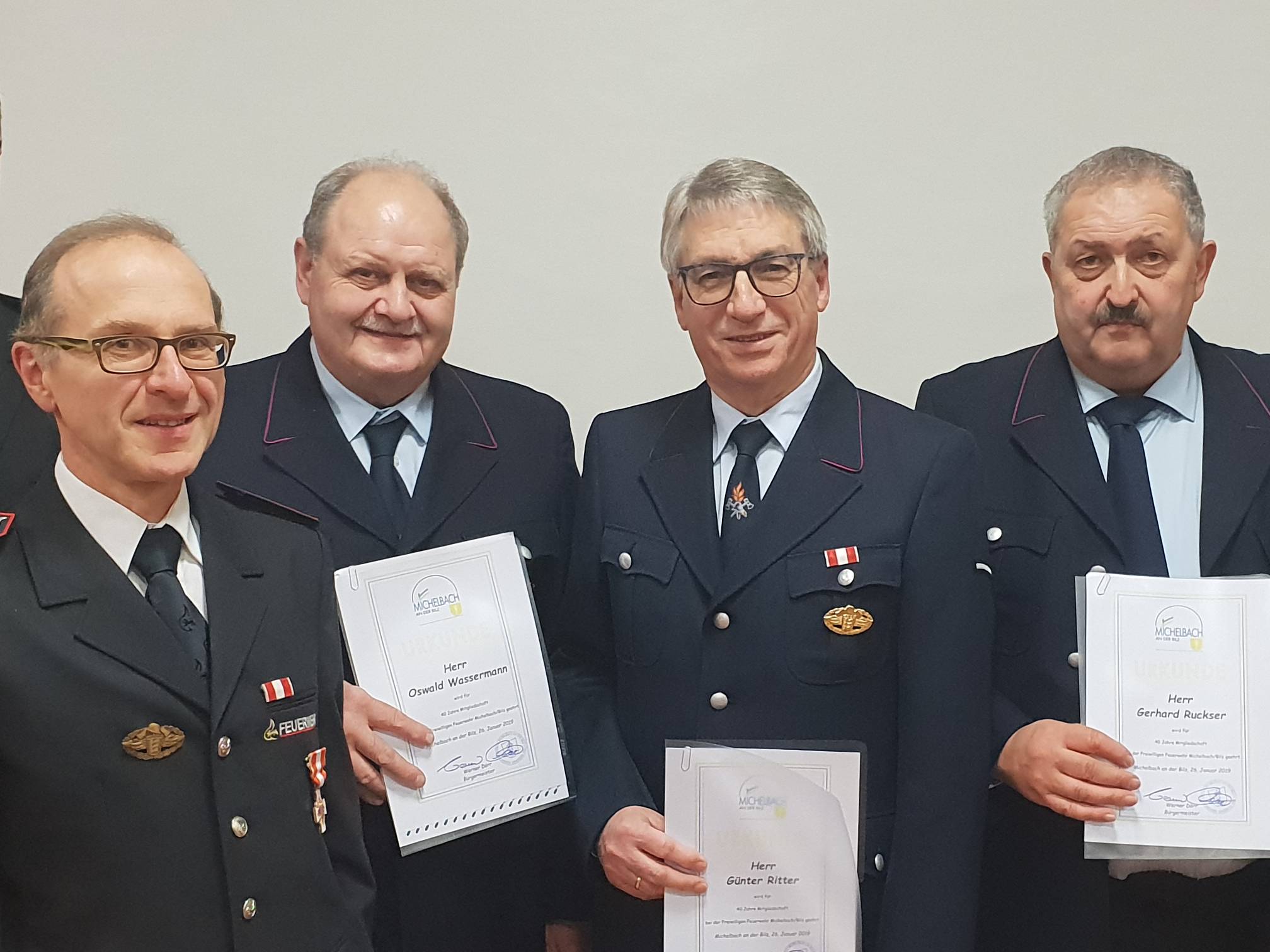  Feuerwehr-Ehrenzeichen in Gold und Ehrung der Gemeinde für 40 Jahre Zugehörigkeit 